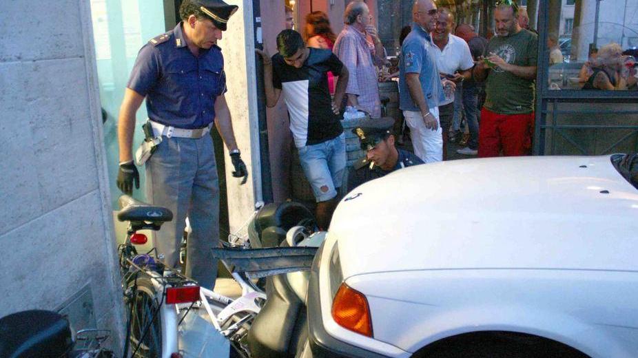 Auto impazzita, panico in piazza Ariostea