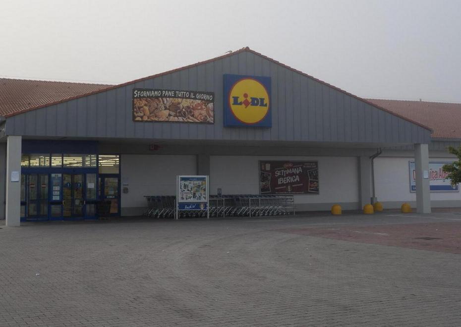 Rapinatore solitario minaccia cassiera della Lidl