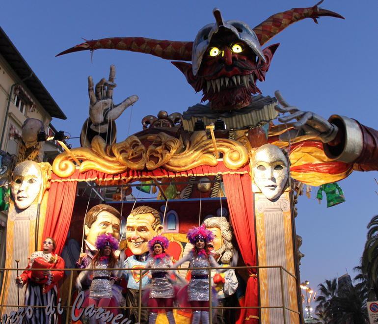 Stasera torna il Carnevale estivo
