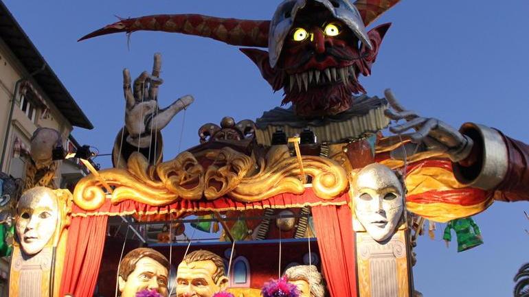 Stasera torna il Carnevale estivo
