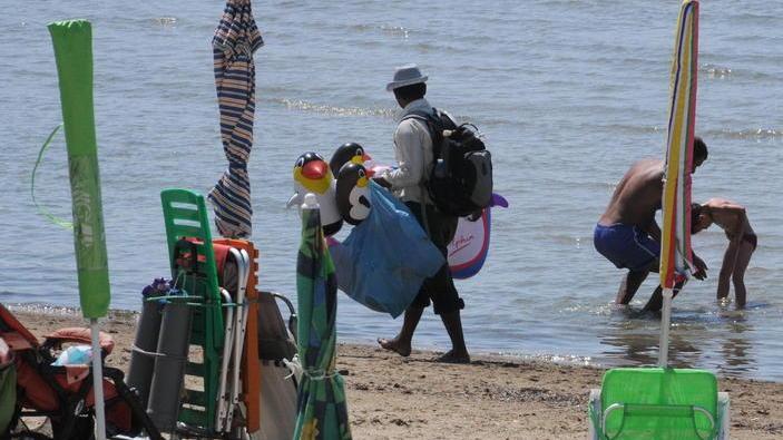 Ombrelloni lasciati in spiaggia di notte Partono i sequestri