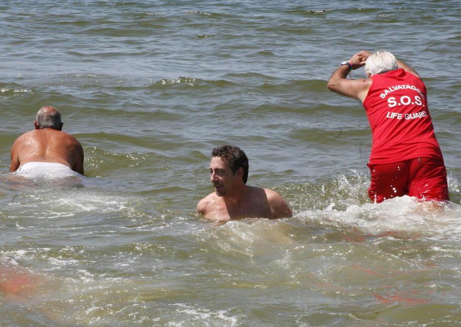 Acqua ok, tolto il divieto E il sindaco fa il bagno 