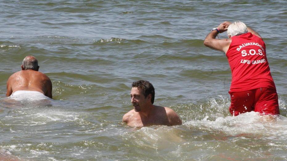 Acqua ok, tolto il divieto E il sindaco fa il bagno