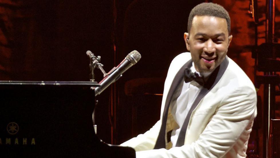 A bordo piscina con John Legend