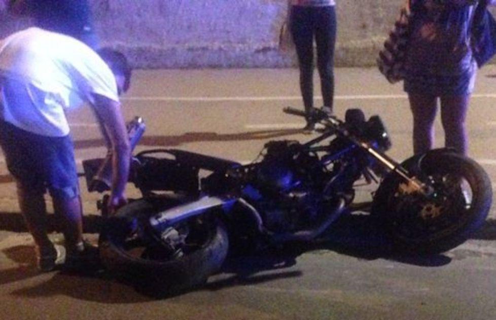 Sbanda con la moto: finisce a terra, la sella colpisce un passante 