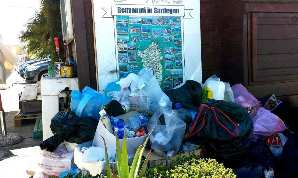Il “benvenuto” con la spazzatura