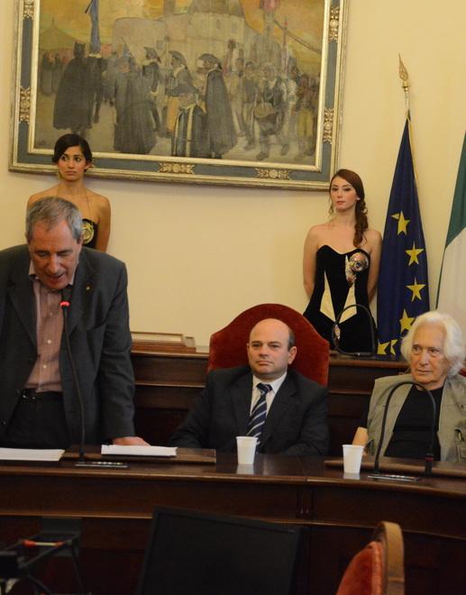 Gli auguri della città all’artista Elio Pulli: «Buon compleanno» 