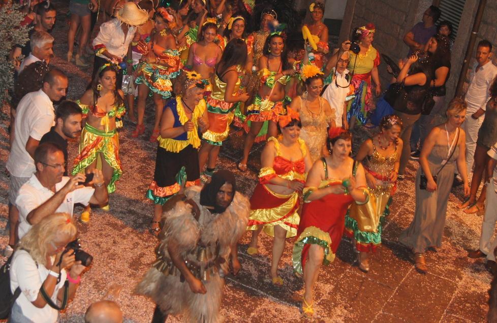 Carnevale estivo, festa fino all’alba 