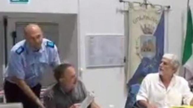 Consiglio deserto tra film e accuse