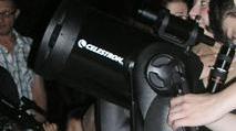 Osservando le stelle sull’argine