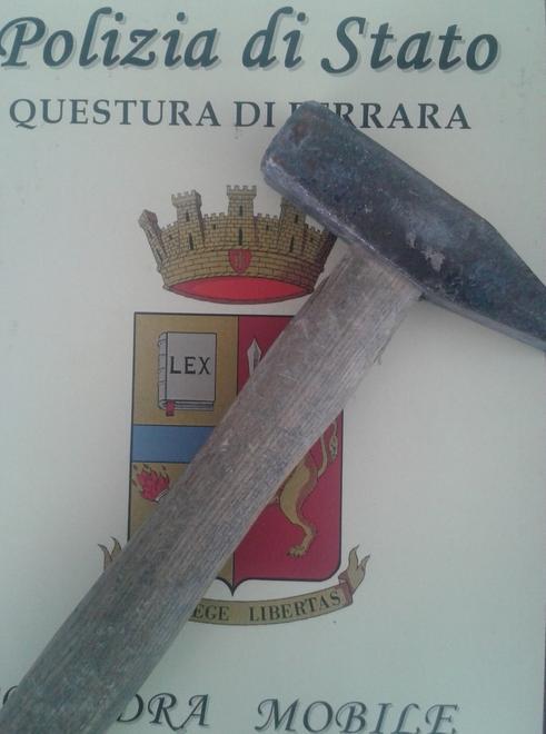 Investe e prende a martellate il rivale 