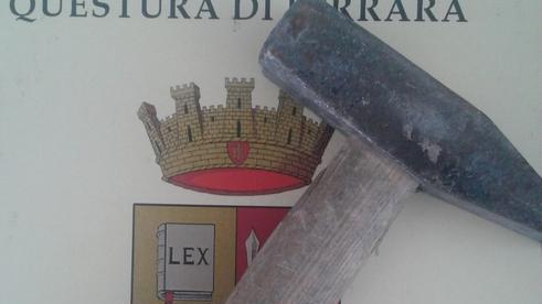 Investe e prende a martellate il rivale