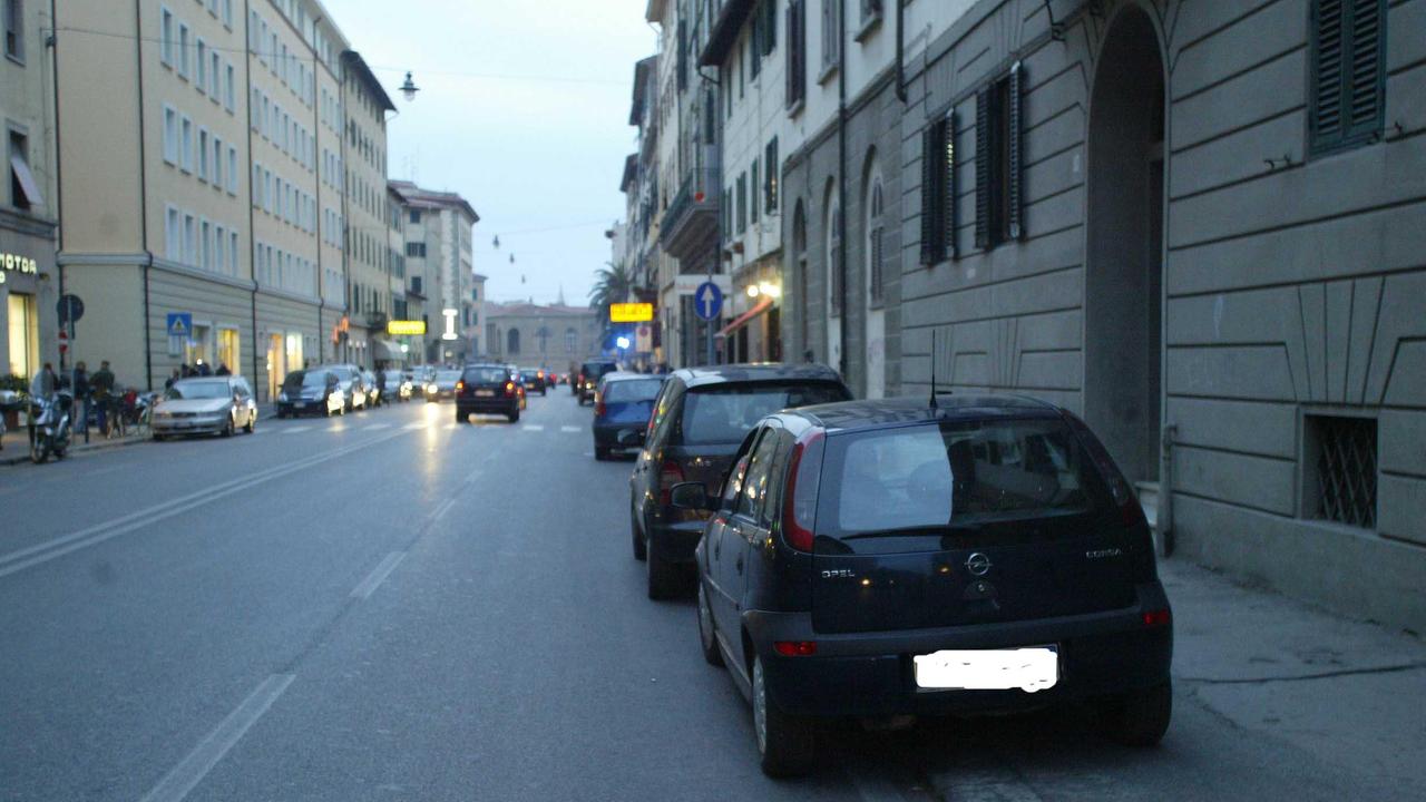 Auto spaccata, documenti rubati e targa sparita