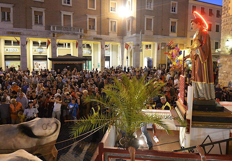 Un bagno di folla e un mare di solidarietà nel nome di San Lorenzo 