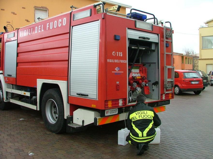 Attentato a San Teodoro: suv dato alle fiamme nella piazza della movida 