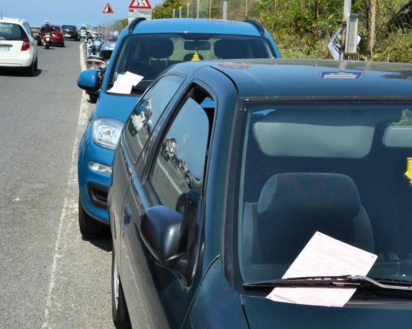 Raffica di multe sul lungomare: occhio alla sosta contromano 
