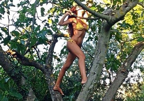 Laura Torrisi, la bella raccoglitrice di fichi in bikini 