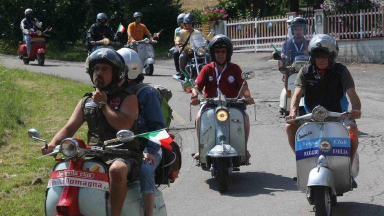 Vespe e ciclomotori invadono Marola