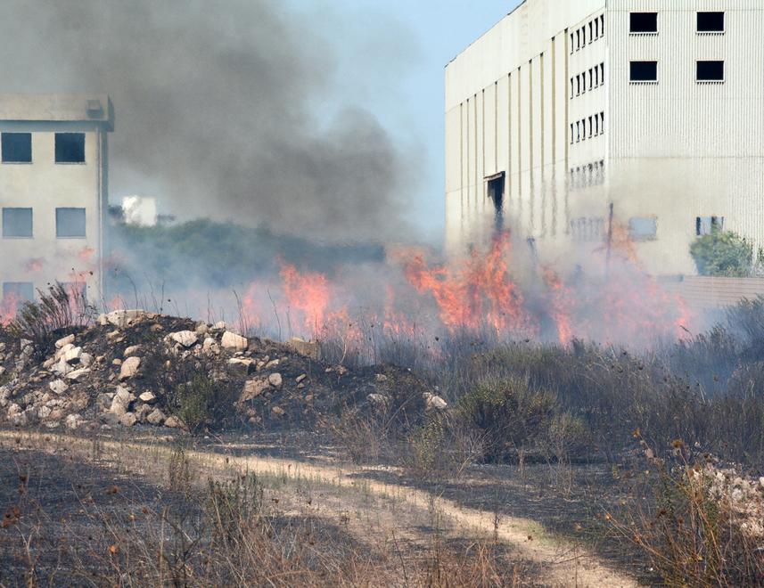 Paura sulla spiaggia di Mari Ermi: il fuoco ha bloccato la strada 