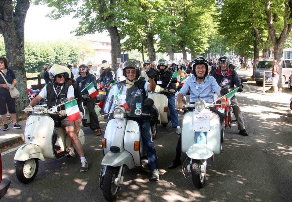 Vespe e moto d’epoca invadono Marola 