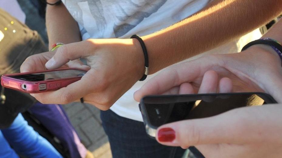 L’incubo del pedofilo dietro a sms e “selfie” osé