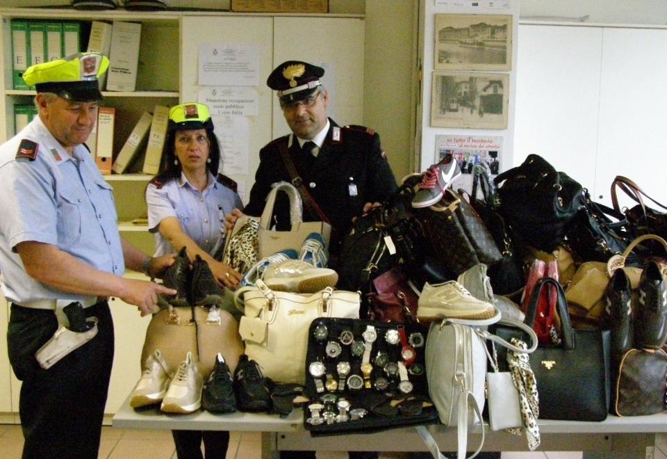 Marchi falsi con lo sconto scatta il maxi-sequestro 