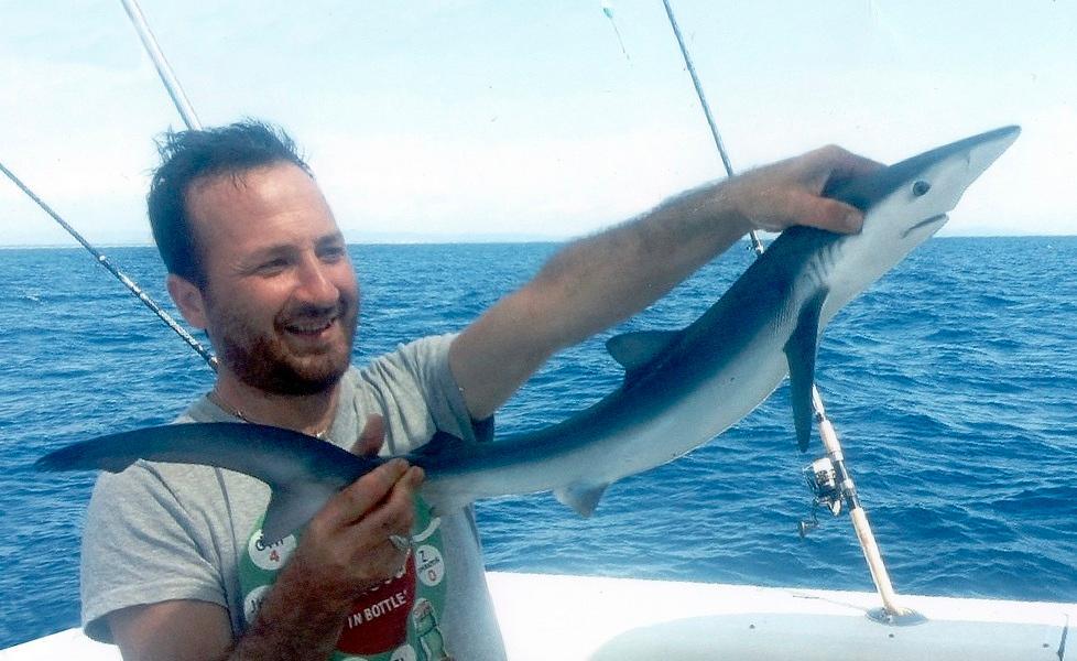 Squalo abbocca all’amo «Mai visti in 40 anni»