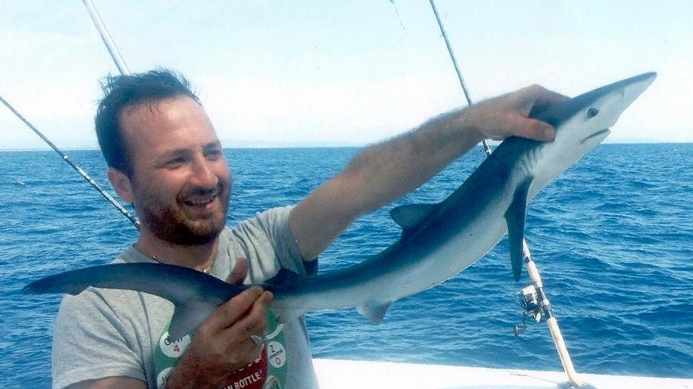 Squalo abbocca all’amo «Mai visti in 40 anni»