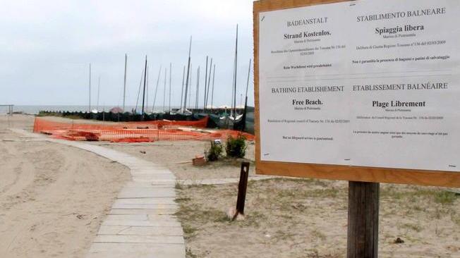 Sulla spiaggia libera volantinaggio contro Lombardi e Mori