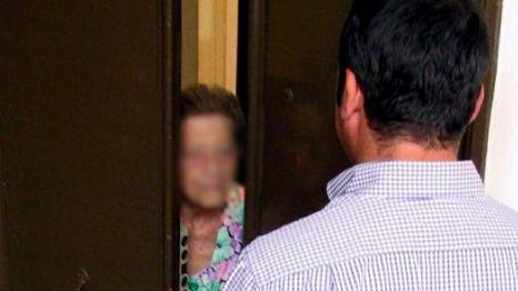 Finto agente ruba la fede d’oro a un’anziana