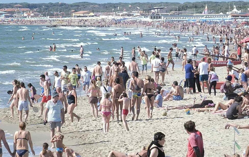 Malore fatale sulla battigia mentre passeggia 
