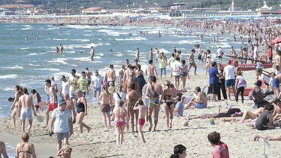 Malore fatale sulla battigia mentre passeggia