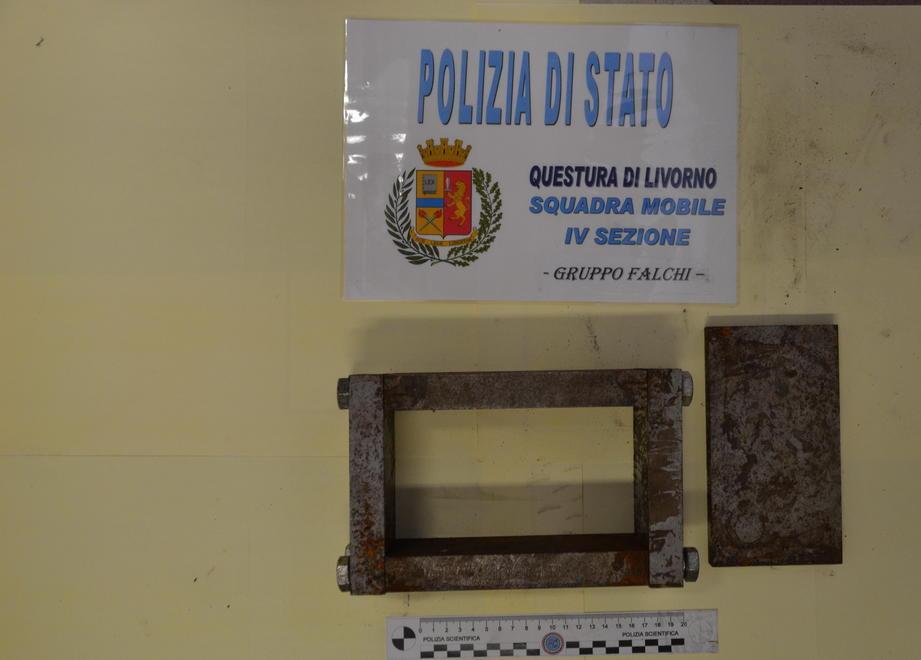 Nel muro di casa un chilo di eroina 