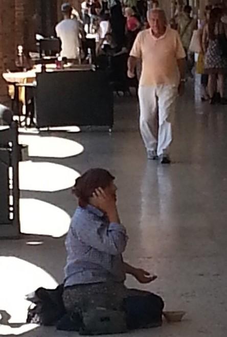 Mendicante urla al telefono, le proteste