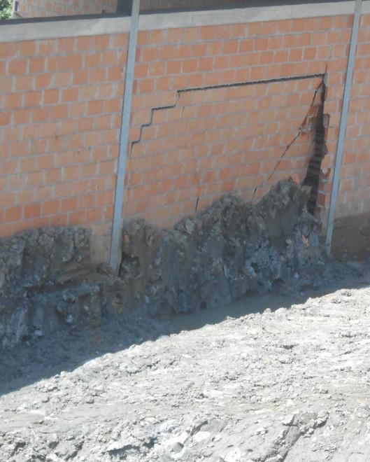 La frana danneggia una stalla 