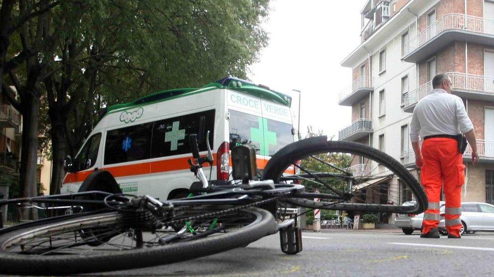 Ciclista investa da un’automobile
