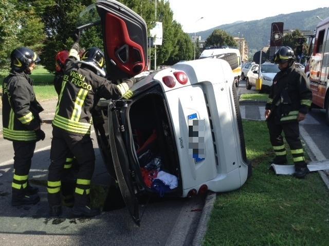 Auto si ribalta in viale della Repubblica 