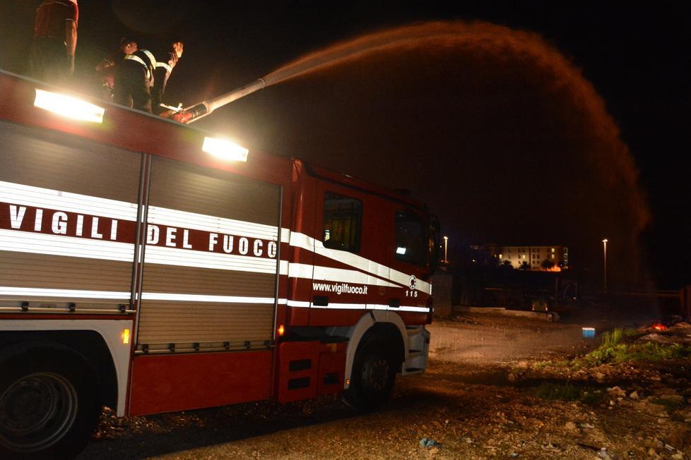 Incendio devasta una falegnameria: danni ingenti 
