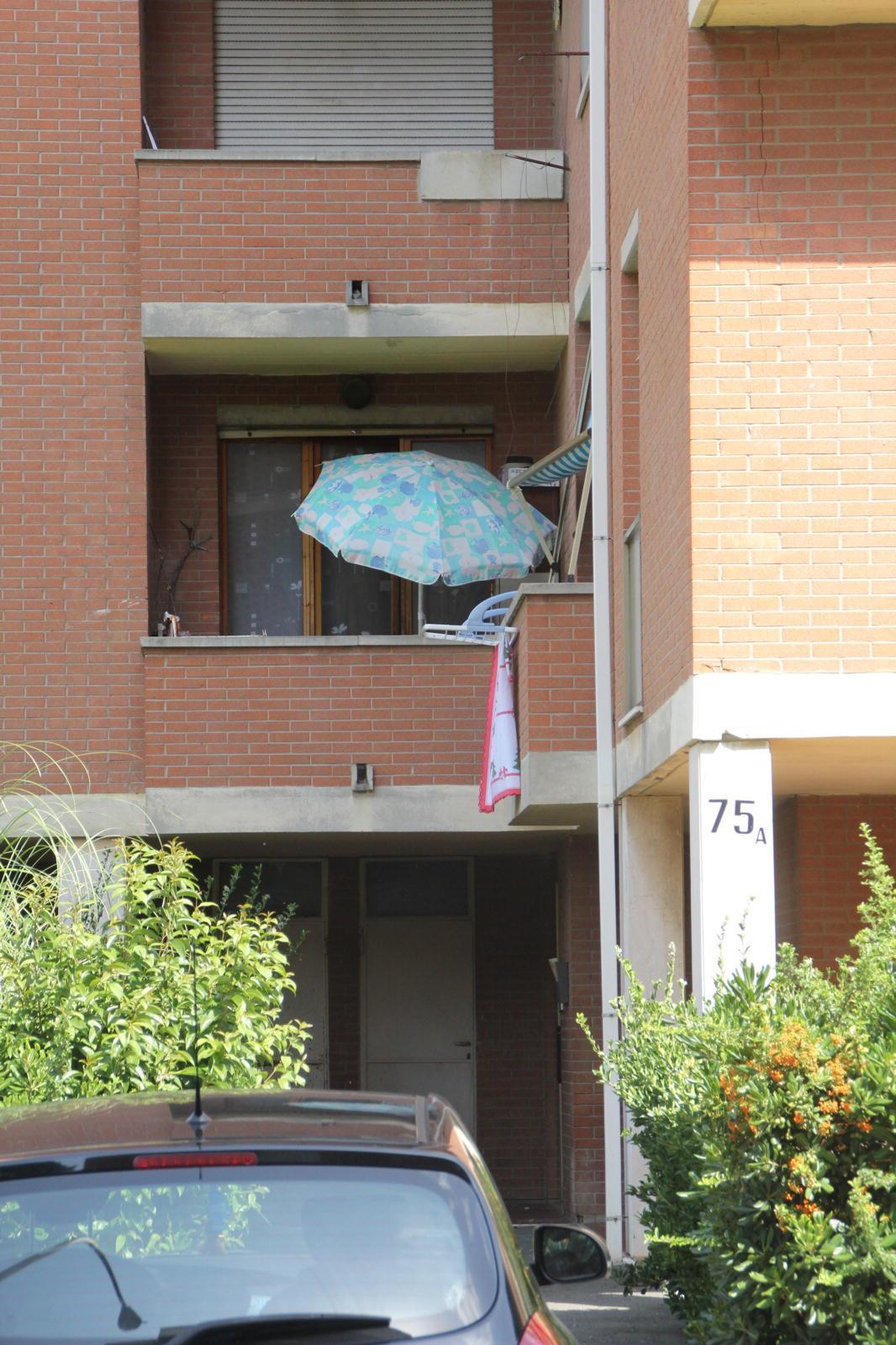 Cade dal balcone del primo piano a causa di un malore 