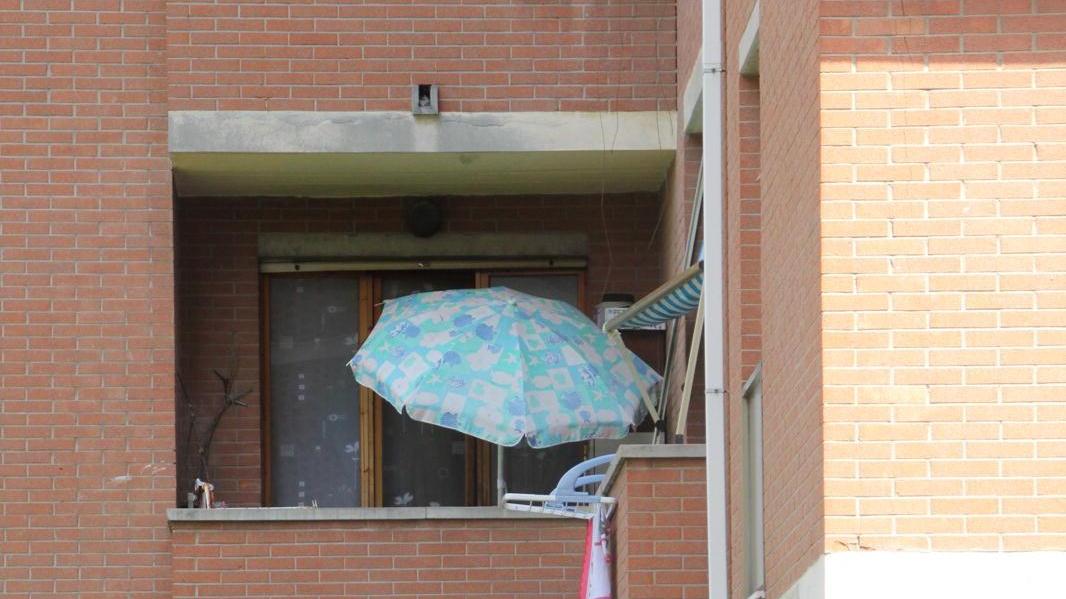 Cade dal balcone del primo piano a causa di un malore