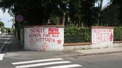 Scritte contro Israele in via San Francesco.