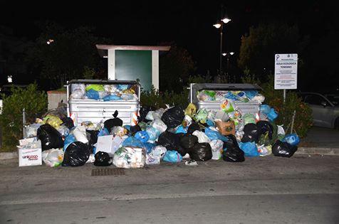 Sos degrado: cassonetti stracolmi di rifiuti a Marina di Pietrasanta 