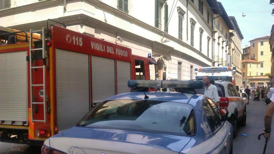 Si barrica in casa, interviene la Polizia