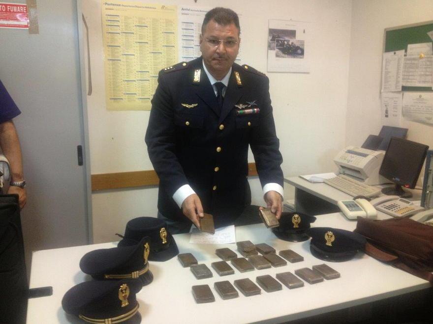 Alla vista degli agenti lascia in treno il borsone con la droga, arrestato 