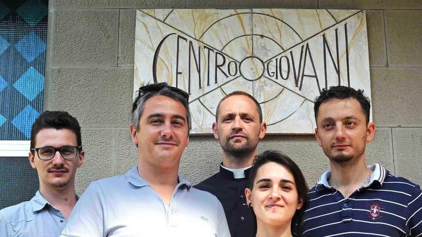 Chiudono l’oratorio, la furia di don Alessandro