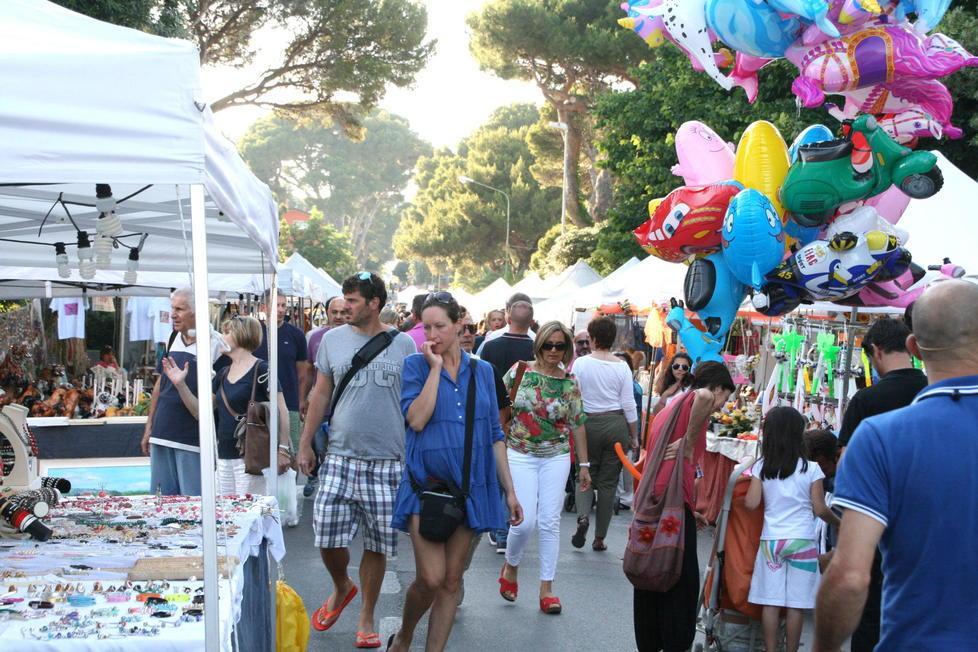 Autosospeso per proteste il mercatino artigianale 
