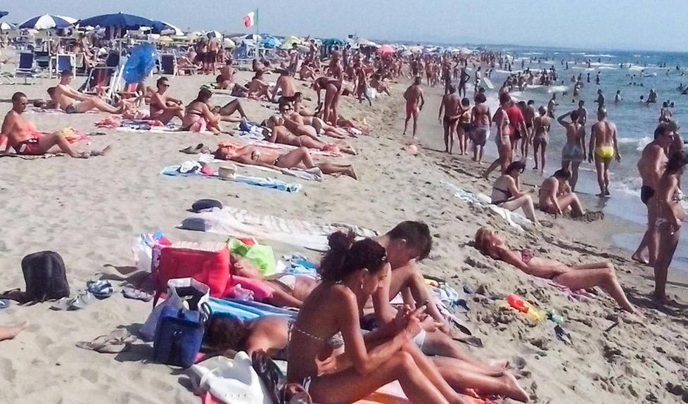 Turisti come coriandoli sul mare 
