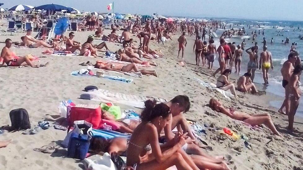 Turisti come coriandoli sul mare