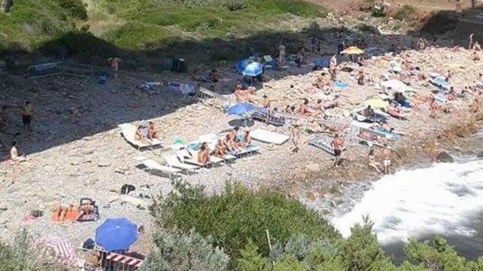I bagnanti ignorano subito il divieto