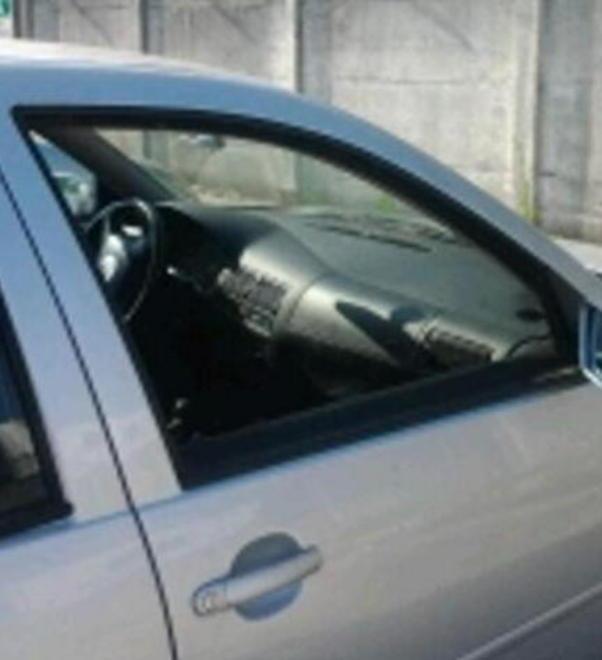Trova l’auto spaccata e senza targa 